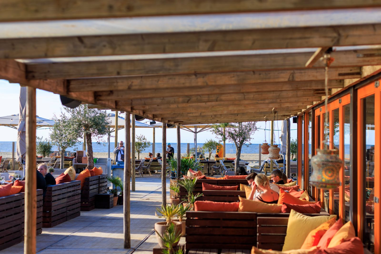 Covered terrace at El Ni&ntilde;o beach restaurant Scheveningen