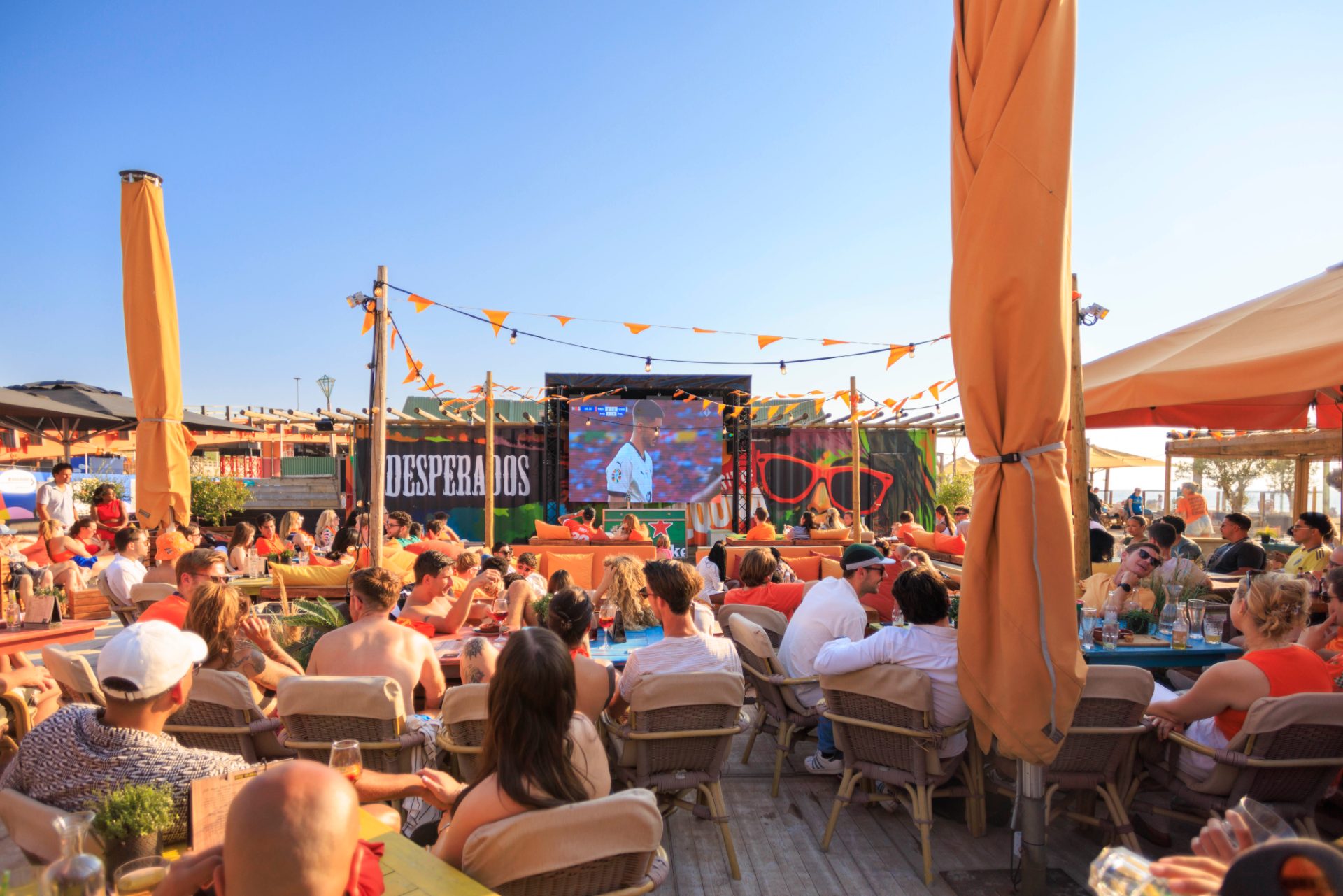 WK 2026 voetbal op groot scherm op het terras van El Ni&ntilde;o Beach Club in Scheveningen